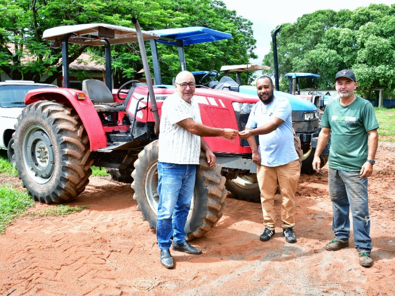 Prefeitura fortalece agricultura familiar com entrega de tratores recuperados nos Assentamentos Indaiás